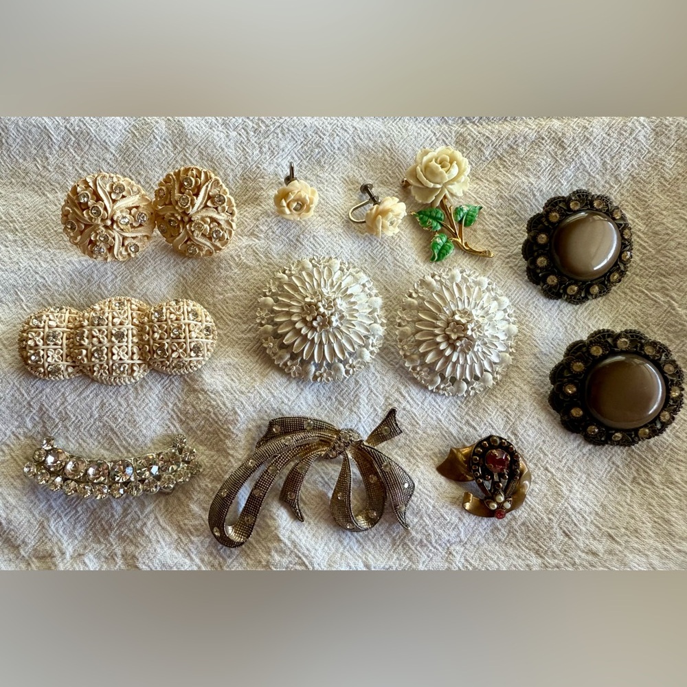 Bundle of vintage 1940s-1960s costume earrings and brooches